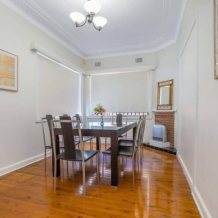 Comfy Family Home @ Kingsgrove Sleeps 7 With 2 Bathrooms & Parking Sydney Exterior photo