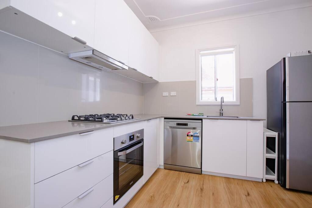 Comfy Family Home @ Kingsgrove Sleeps 7 With 2 Bathrooms & Parking Sydney Exterior photo