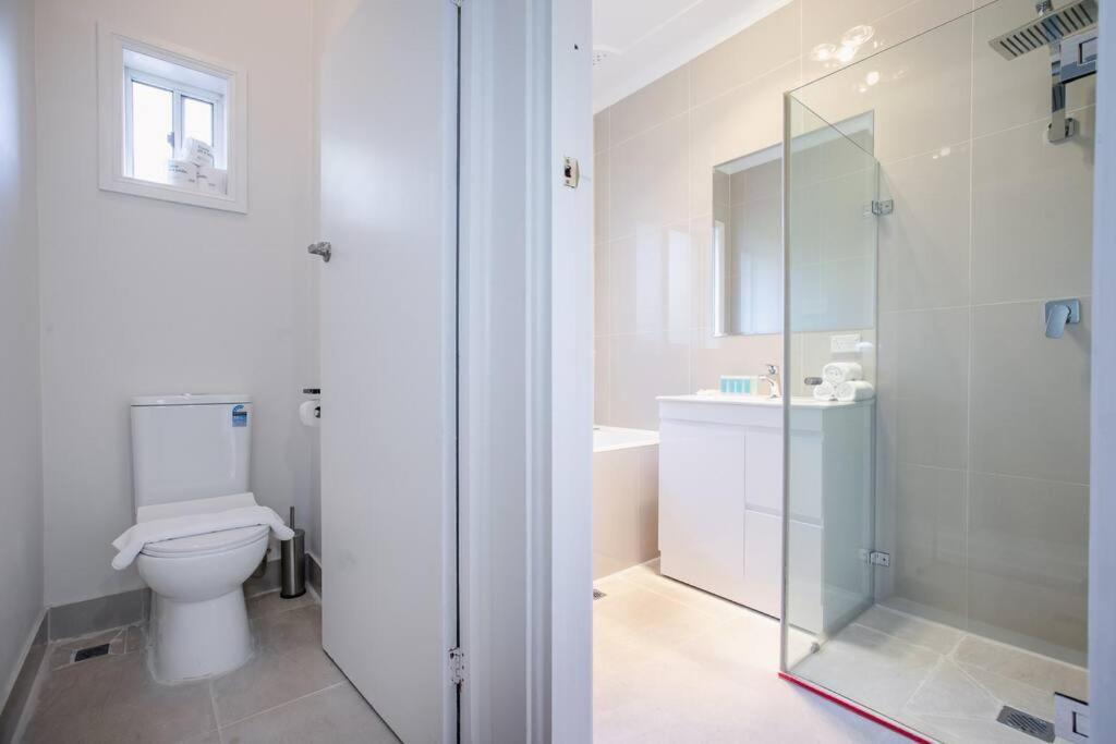 Comfy Family Home @ Kingsgrove Sleeps 7 With 2 Bathrooms & Parking Sydney Exterior photo