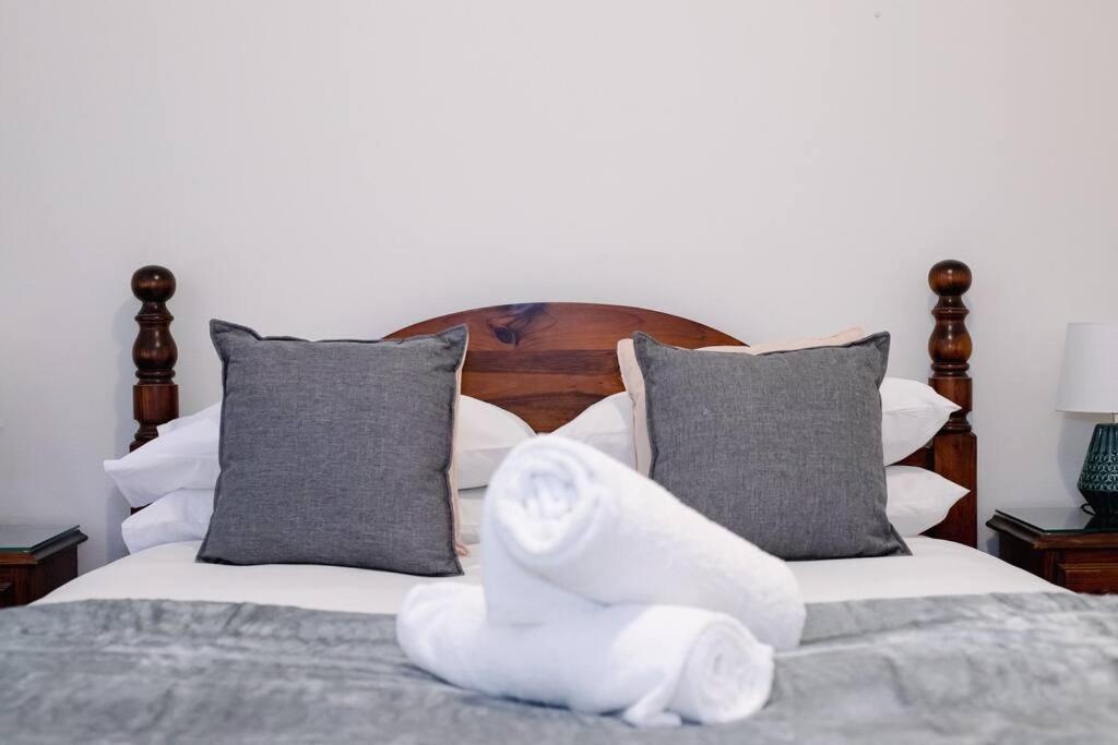 Comfy Family Home @ Kingsgrove Sleeps 7 With 2 Bathrooms & Parking Sydney Exterior photo
